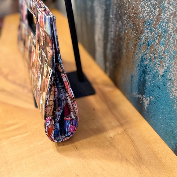 Obama Magazine Cover Clutch - Picture 5 of 10